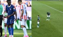Velázquez tenta manipular marca do pênalti para atrapalhar Dembélé; à direita, Andreas Pereira faz mesmo gesto em Corinthians x Palmeiras