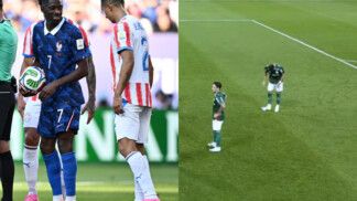 Velázquez tenta manipular marca do pênalti para atrapalhar Dembélé; à direita, Andreas Pereira faz mesmo gesto em Corinthians x Palmeiras