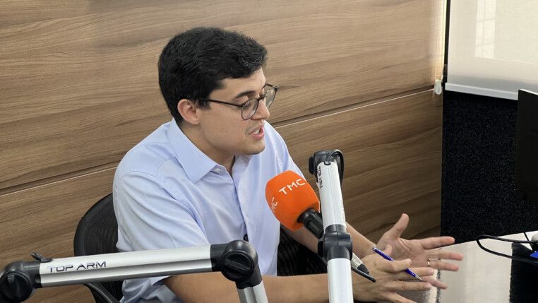 O prefeito do Recife, Victor Marques, visitou a sede da TMC Recife e participou do programa PE TMC 1ª edição, onde comentou sobre os desafios e as ações previstas para os primeiros dias de gestão à frente da capital pernambucana. Durante a entrevista, o prefeito destacou obras em andamento na cidade, como as intervenções nos 10 quilômetros da avenida Boa Viagem, um dos principais cartões-postais do Recife. Ele também mencionou o projeto de embutimento da fiação no Recife Antigo, iniciativa que busca melhorar a paisagem urbana e a infraestrutura da região histórica.