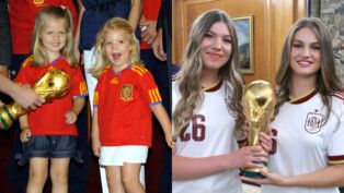 Princesas Leonor e Sofía, da Espanha, com a taça da Copa do Mundo em 2010 e 2026