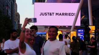 Taylor Swift e Travis Kelce oficializam casamento no telão do Madison Square Garden