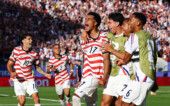 Soccer Football - FIFA World Cup 2026 - Round of 32 - United States v Bosnia and Herzegovina - San Francisco Bay Area Stadium, Santa Clara, California, U.S. - July 1, 2026 Malik Tillman of the U.S. celebrates scoring their second goal with teammates REUTERS/Carlos Barria TPX IMAGES OF THE DAY