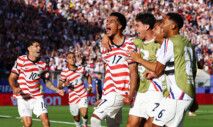 Soccer Football - FIFA World Cup 2026 - Round of 32 - United States v Bosnia and Herzegovina - San Francisco Bay Area Stadium, Santa Clara, California, U.S. - July 1, 2026 Malik Tillman of the U.S. celebrates scoring their second goal with teammates REUTERS/Carlos Barria TPX IMAGES OF THE DAY