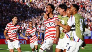 Soccer Football - FIFA World Cup 2026 - Round of 32 - United States v Bosnia and Herzegovina - San Francisco Bay Area Stadium, Santa Clara, California, U.S. - July 1, 2026 Malik Tillman of the U.S. celebrates scoring their second goal with teammates REUTERS/Carlos Barria TPX IMAGES OF THE DAY