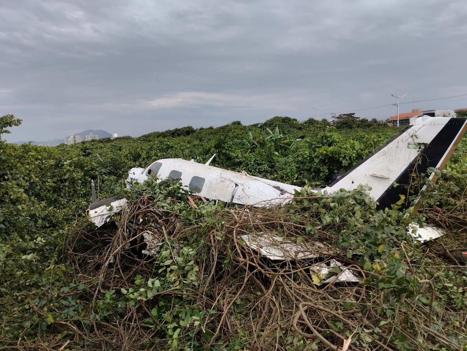 Avião bimotor cai em Navegantes (SC); piloto está em estado grave | TMC