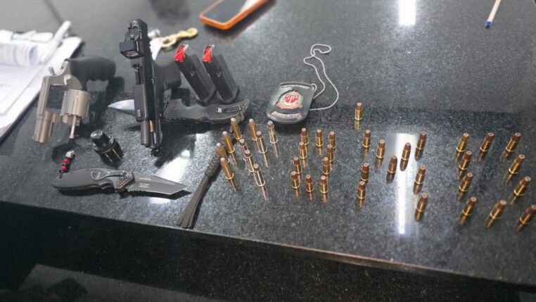 Médico é detido na Av. Paulista dirigindo Mercedes com giroflex e arsenal