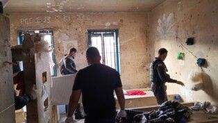 Foto mostra agentes federais em operação contra crime organizado.