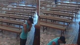 Homem ajoelhado em igreja, levanta e comete furto