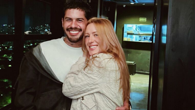 Zé Felipe posa com a "loira misteriosa"