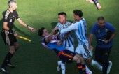 FIFA World Cup 2026 - Final - Spain v Argentina Futebol — Copa do Mundo da FIFA 2026 — final — Espanha x Argentina — Estádio de Nova York/Nova Jersey, East Rutherford, Nova Jersey, EUA — 19/07/2026. Leandro Paredes, da Argentina, se envolve em um confronto com Gavi, da Espanha, ao lado do auxiliar técnico Walter Samuel.