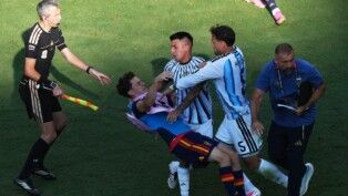 Futebol — Copa do Mundo da FIFA 2026 — final — Espanha x Argentina — Estádio de Nova York/Nova Jersey, East Rutherford, Nova Jersey, EUA — 19/07/2026. Leandro Paredes, da Argentina, se envolve em um confronto com Gavi, da Espanha, ao lado do auxiliar técnico Walter Samuel.
