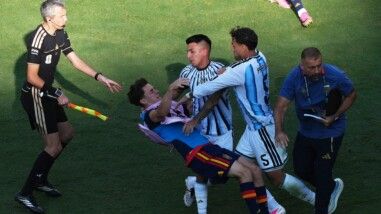 FIFA World Cup 2026 - Final - Spain v Argentina Futebol — Copa do Mundo da FIFA 2026 — final — Espanha x Argentina — Estádio de Nova York/Nova Jersey, East Rutherford, Nova Jersey, EUA — 19/07/2026. Leandro Paredes, da Argentina, se envolve em um confronto com Gavi, da Espanha, ao lado do auxiliar técnico Walter Samuel.