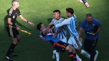 FIFA World Cup 2026 - Final - Spain v Argentina Futebol — Copa do Mundo da FIFA 2026 — final — Espanha x Argentina — Estádio de Nova York/Nova Jersey, East Rutherford, Nova Jersey, EUA — 19/07/2026. Leandro Paredes, da Argentina, se envolve em um confronto com Gavi, da Espanha, ao lado do auxiliar técnico Walter Samuel.