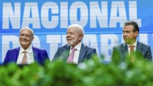 03.03.2026 - Presidente da República, Luiz Inácio Lula da Silva, durante a abertura da 2º Conferência Nacional do Trabalho, no Teatro Celso Furtado. Na foto (da esquerda para a direita): Vice-Presidente da República e Ministro do Desenvolvimento, Indústria, Comércio e Serviços, Geraldo Alckmin; Presidente da República, Luiz Inácio Lula da Silva e o Ministro do Trabalho e Emprego, Luiz Marinho. São Paulo - SP.