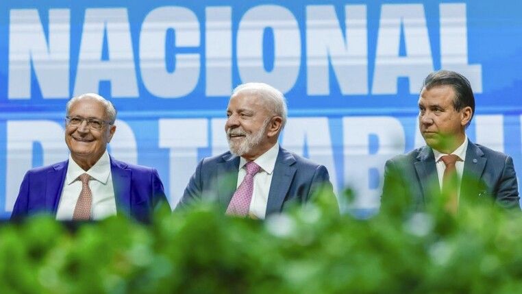 03.03.2026 - Presidente da República, Luiz Inácio Lula da Silva, durante a abertura da 2º Conferência Nacional do Trabalho, no Teatro Celso Furtado. Na foto (da esquerda para a direita): Vice-Presidente da República e Ministro do Desenvolvimento, Indústria, Comércio e Serviços, Geraldo Alckmin; Presidente da República, Luiz Inácio Lula da Silva e o Ministro do Trabalho e Emprego, Luiz Marinho. São Paulo - SP.