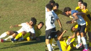 André Ramalho, do Corinthians, leva "mata-leão" de Robinho, do Cascavel, e Yuri Alberto reage