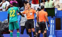 Arbitragem analisa possível pênalti para a Bélgica contra Senegal na Copa do Mundo 2026
