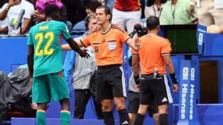 Arbitragem analisa possível pênalti para a Bélgica contra Senegal na Copa do Mundo 2026