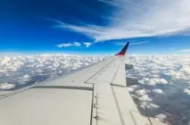 Imagem de asa de avião no céu