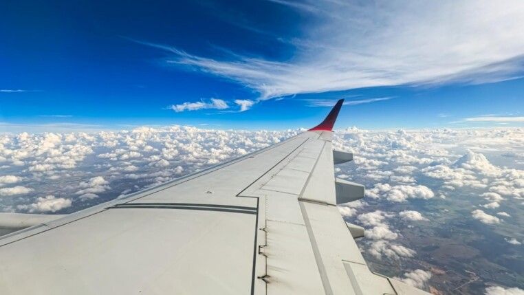 Imagem de asa de avião no céu
