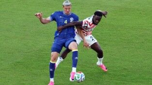 Balogun, dos EUA, comete falta sobre Tarik Muharemovic, da Bósnia e Herzegovina, antes de receber cartão vermelho.