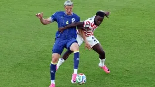 Balogun, dos EUA, comete falta sobre Tarik Muharemovic, da Bósnia e Herzegovina, antes de receber cartão vermelho.