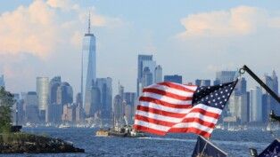 Um rebocador conduz uma balsa carregada de fogos de artifício pelo rio Hudson para o espetáculo pirotécnico realizado durante as celebrações do Dia da Independência, quando os Estados Unidos comemoram o 250º aniversário da independência, em Nova York, EUA, em 04/07/2026.