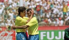 Estados Unidos, Califórnia, São Francisco, 04/07/1994, Após o gol, Bebeto agradece Romário pelo passe perfeito que resultou no único gol da vitória da Seleção Brasileira sobre a seleção dos Estados Unidos. - Crédito: