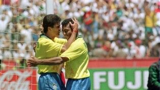 Estados Unidos, Califórnia, São Francisco, 04/07/1994, Após o gol, Bebeto agradece Romário pelo passe perfeito que resultou no único gol da vitória da Seleção Brasileira sobre a seleção dos Estados Unidos. - Crédito:
