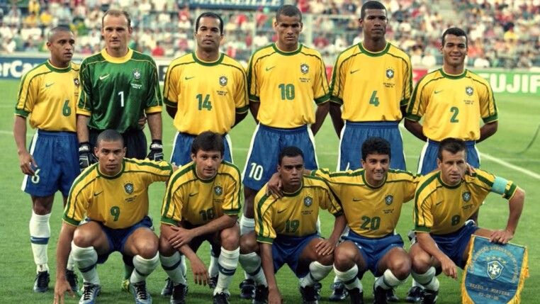 Seleção brasileira posada na Copa do Mundo de 1998