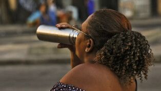 foto mostra mulher bebendo água