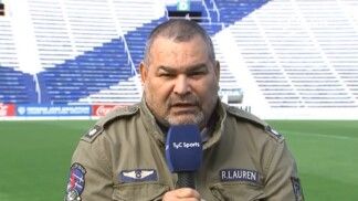 Chilavert dá entrevista dentro de um estádio