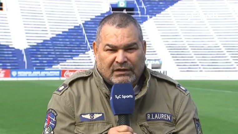 Chilavert dá entrevista dentro de um estádio