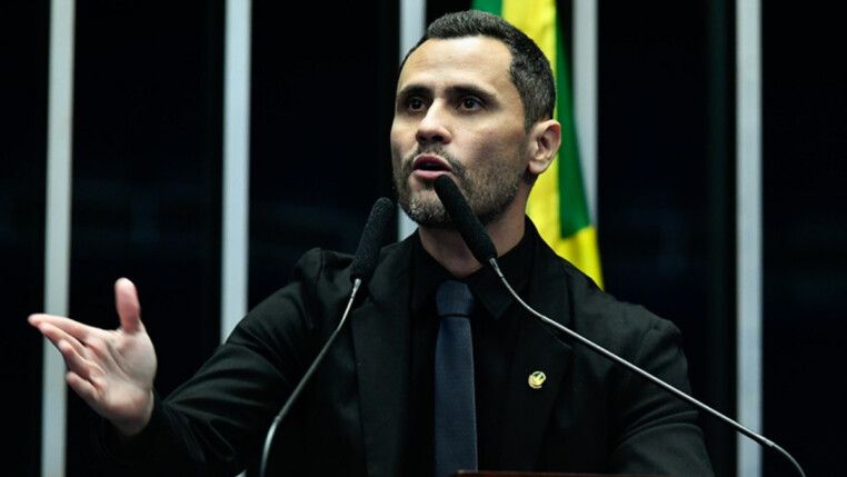 Parlamentar discursa na Câmara do Senado.