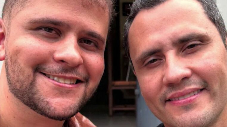 cleitinho ao lado do irmão, Matheus