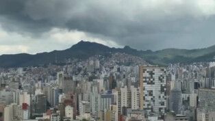 Foto mostra BH vista de cima com céu nublado