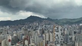 Foto mostra BH vista de cima com céu nublado