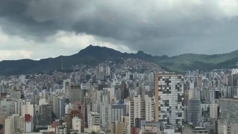 Foto mostra BH vista de cima com céu nublado