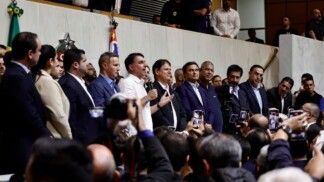 Derrite, Flávio Bolsonaro e Tarcísio de FReitas na convenção da União-PP em São Paulo