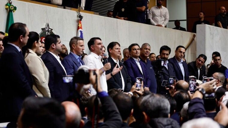 Derrite, Flávio Bolsonaro e Tarcísio de FReitas na convenção da União-PP em São Paulo