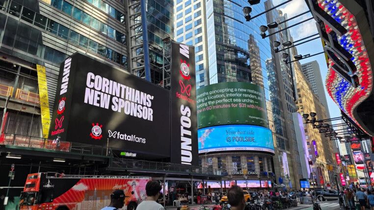 Corinthians celebra ação na Times Square durante jogo do Brasil