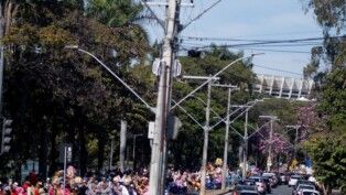 Imagem de um cortejo nas ruas