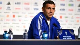 Futebol — Copa do Mundo da FIFA 2026 — coletiva de imprensa da Argentina — Javits Center, Nova York, Nova York, EUA — 17/07/2026. Emiliano Martínez, da Argentina, durante entrevista coletiva.
