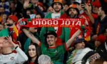 Torcedor de Portugal segura um cachecol em homenagem a Diogo Jota antes da partida entre República da Irlanda e Portugal, pelas Eliminatórias Europeias da Copa do Mundo, no Aviva Stadium, em Dublin, Irlanda, em 13 de novembro de 2025.