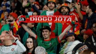 Torcedor de Portugal segura um cachecol em homenagem a Diogo Jota antes da partida entre República da Irlanda e Portugal, pelas Eliminatórias Europeias da Copa do Mundo, no Aviva Stadium, em Dublin, Irlanda, em 13 de novembro de 2025.