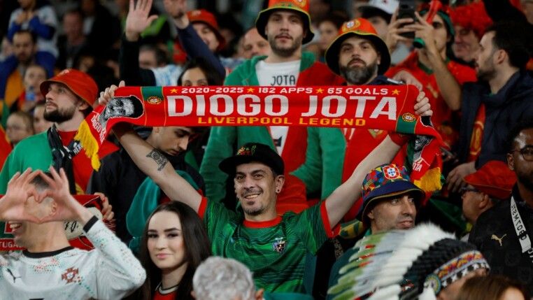 Torcedor de Portugal segura um cachecol em homenagem a Diogo Jota antes da partida entre República da Irlanda e Portugal, pelas Eliminatórias Europeias da Copa do Mundo, no Aviva Stadium, em Dublin, Irlanda, em 13 de novembro de 2025.
