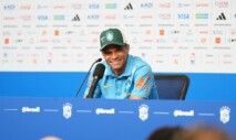 Douglas Santos em coletiva da Seleção