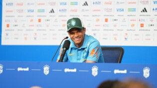 Douglas Santos em coletiva da Seleção
