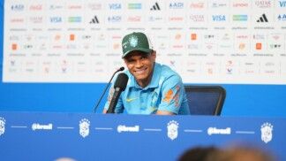 Douglas Santos em coletiva da Seleção
