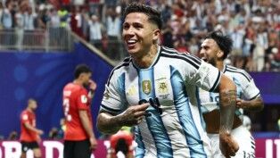 Futebol — Copa do Mundo da FIFA 2026 — oitavas de final — Argentina x Egito — Estádio de Atlanta, Atlanta, Geórgia, EUA — 07/07/2026. Enzo Fernández, da Argentina, comemora após marcar o terceiro gol da equipe.